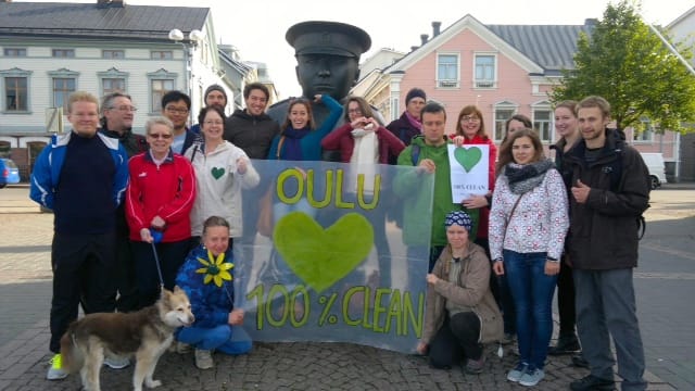 Oulussa ilmastonmuutoksesta huolestuneet poseerasivat Toripolliisin luona.