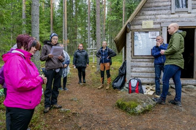 Pienestä tihkusateesta huolimatta Hermanninkämpälle kerääntyi kymmenittäin ihmisiä. KUVA: AARRE LÖYTÖMÄKI