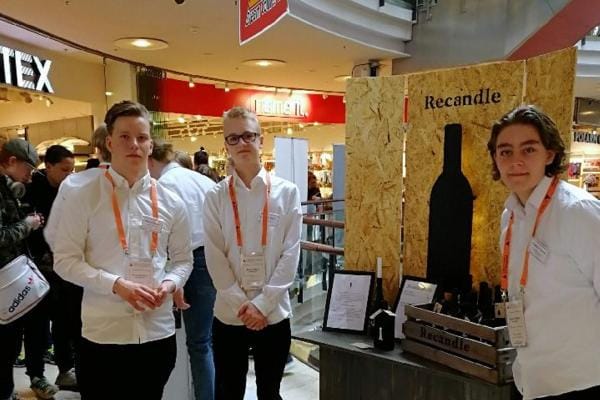 Matias Zilliacus, Morris Björni ja Mathias Thijssen esittelivät yritystään eilen Helsingissä kauppakeskus Kampissa, joka oli valtakunnallisen loppukilpailun yksi kisapaikka.