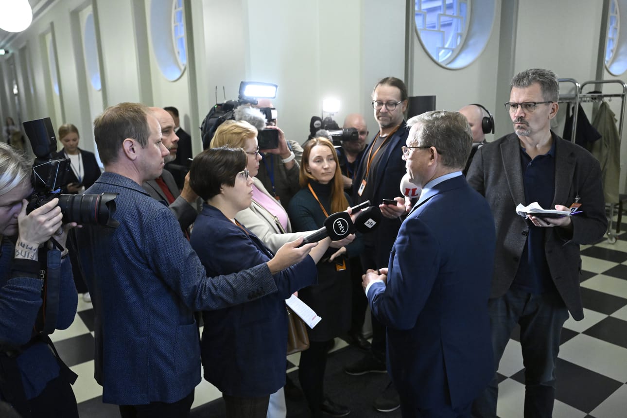 Pääministeri Petteri Orpo (kok.) tapasi mediaa saapuessaan eduskunnan täysistuntoon tiistaina.