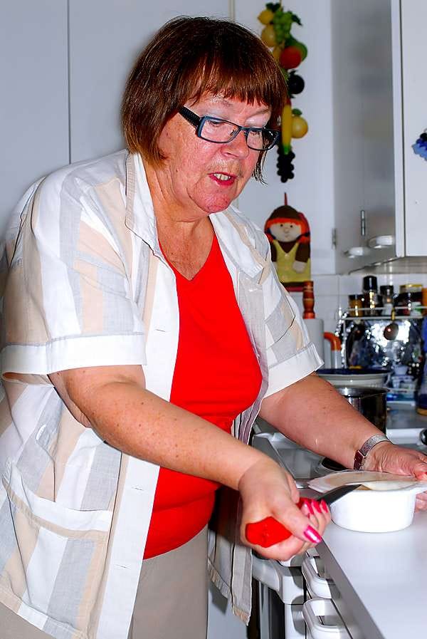 Tilanne näyttää vähän vaaralliselta, kun Sirkka Jussila joutuu ottamaan puukon avukseen, että saa eineskeiton kannen auki. Kapeasta muovikannen reunasta on vaikea saada pitävää otetta kömpelöillä sormilla. Myös maitopurkkien sekä karkkipussien ja yksittäispakattujen juustosiivujen avaaminen voi olla hankalaa.