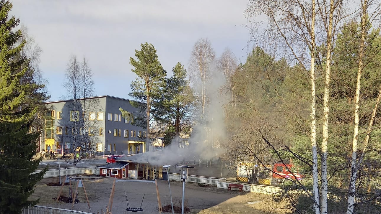 Linnukkapuiston leikkikatos sytytettiin tiistaina palamaan. Palokunta kävi paikalla sammuttamassa tulipalon.