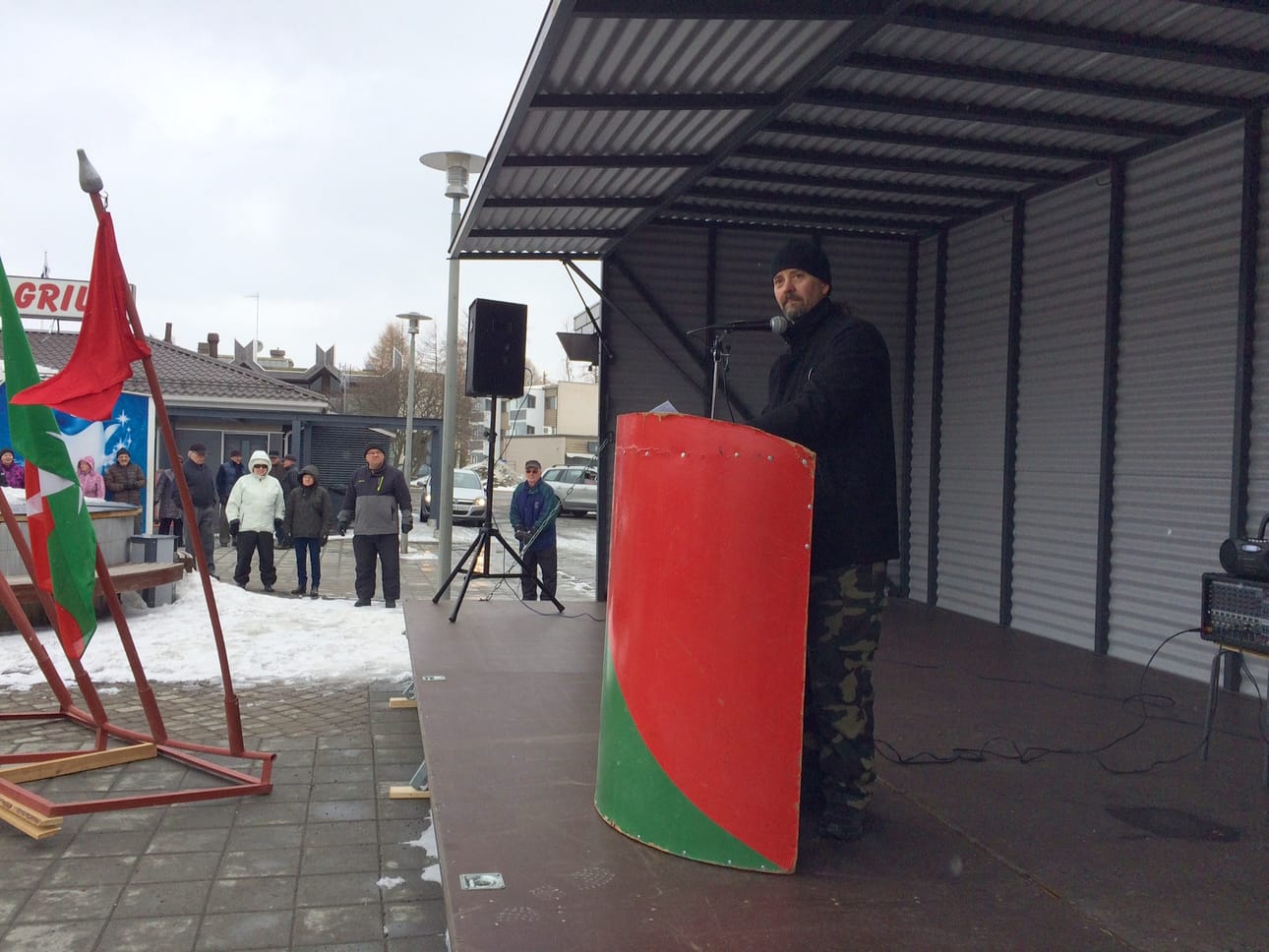 Tarmo Raatikainen puhui vasemmiston vappujuhlassa Kuusamon torilla.