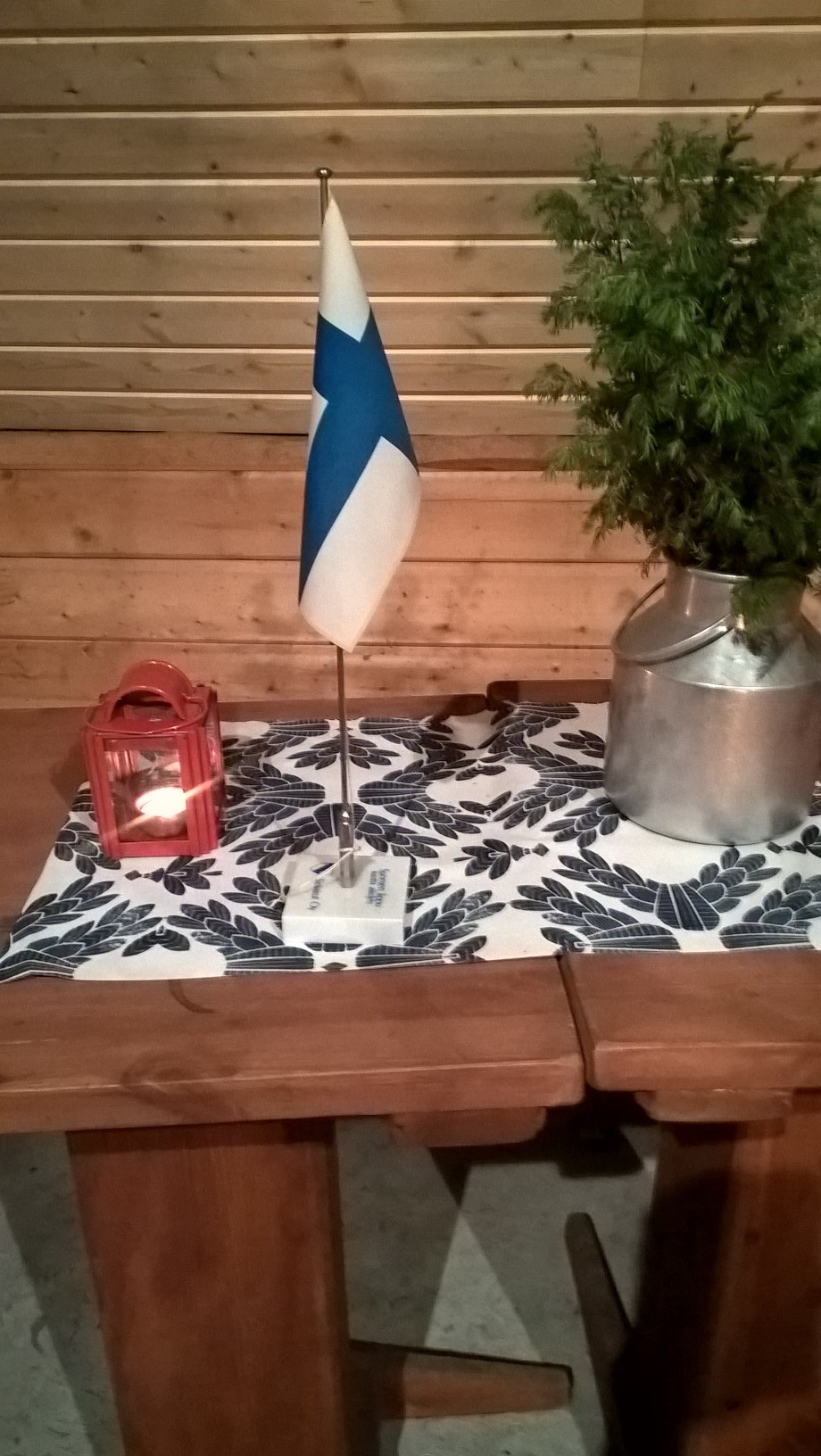 Suomen liput ruokapöydissä.