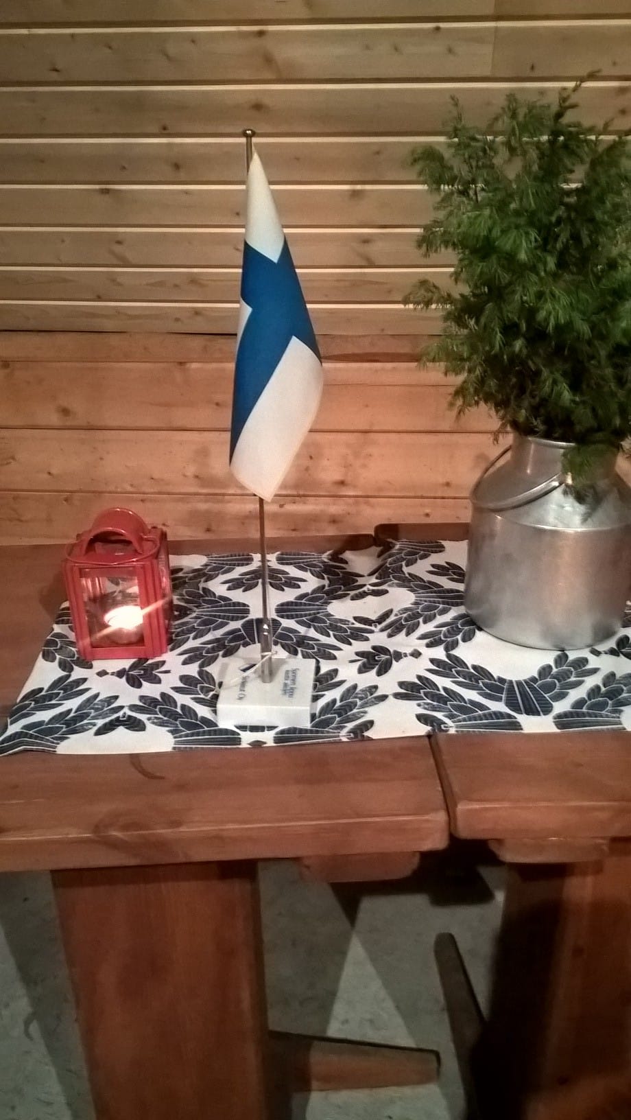 Suomen liput ruokapöydissä.