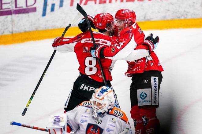 Valtteri Viljanen ratkaisi itsenäisyyspäivän aattona Tappara-ottelun jatkoajalla Sportin eduksi. Turo Asplund riensi onnittelemaan. KUVA: SAMPPA TOIVONEN