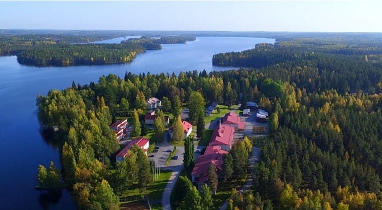 Kuvan oikealla sijaitsevat kolme punakattoista rakennusta puretaan Ähtärin Tuomarniemessä. Tilalle tulee uudisrakennus, joka on massaltaan huomattavasti aikaisempia kompaktimpi. Samalla Ähtärissä voidaan luopua toisesta kampuksesta, joka sijaitsee Koulutiellä.