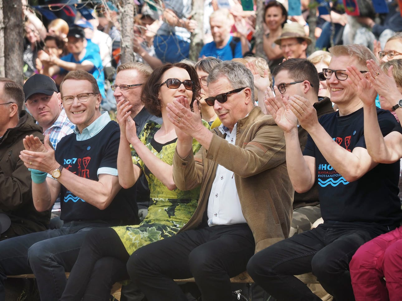 Presidentin kanslia kertoi maanantaina, että presidentin puoliso Jenni Haukio odottaa lasta. Jenni Haukio ja Sauli Niinistö juhlivan Hossan kansallispuiston avajaisia kesäkuussa. Arkistokuva