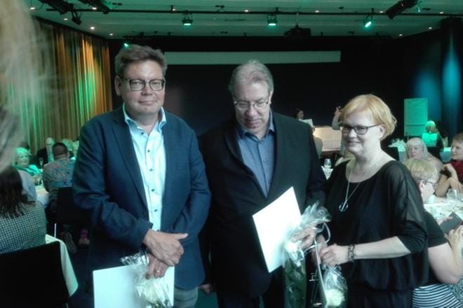 Journalistiliitto palkitsi Jukka Porolan Pohjalaisesta Vuoden luottamusmiespalkinnolla. Toisen jaettavan palkinnon saivat Ylen luottamusmiehet Anu Pylkkänen ja Timo Löppönen. Kuva: Viveca Dahl