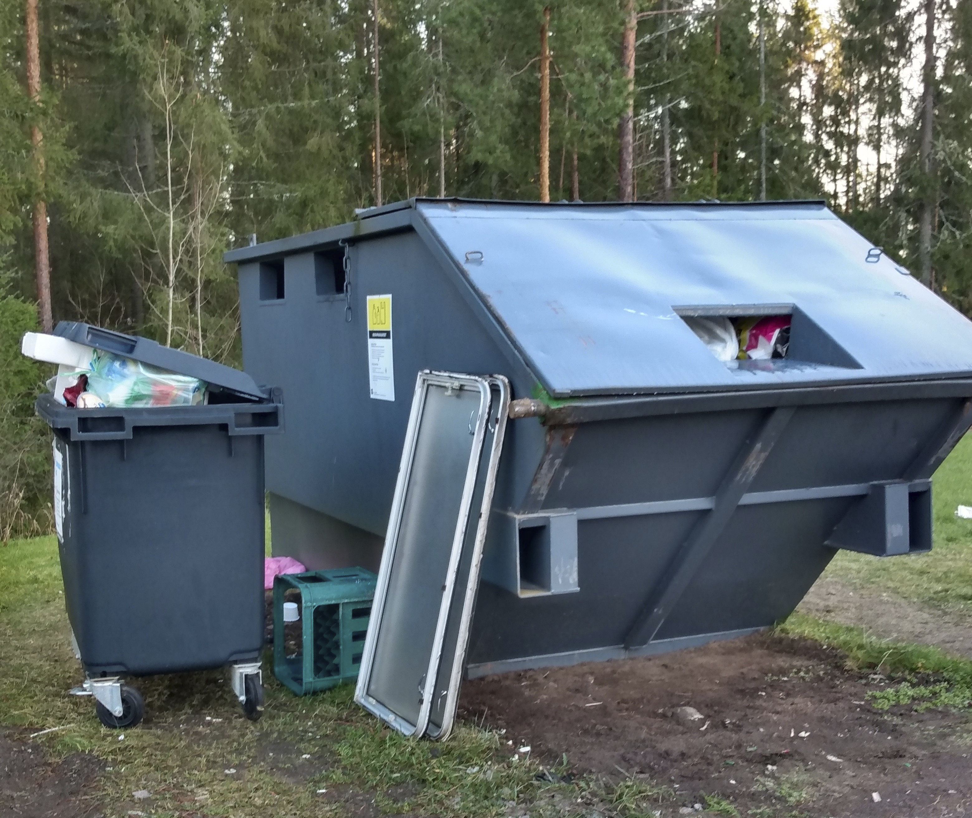Mikä mättää tässä kuvassa? Lakeuden EKO:n ympäristösuunnittelija Pihla Hasan ihmettelee ihmisten toimintaa: "Raukkis maksattaa muilla omat jätteensä"