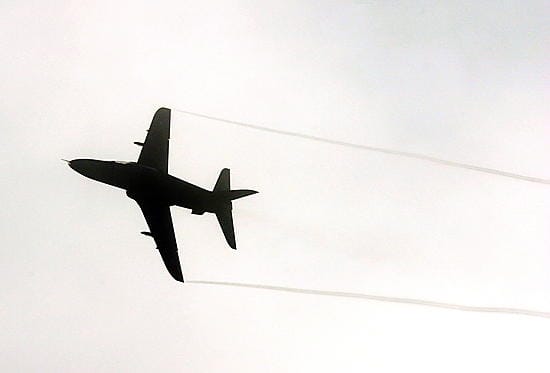 Hawk-hävittäjän syöksyn syyksi epäillään moottorivikaa.