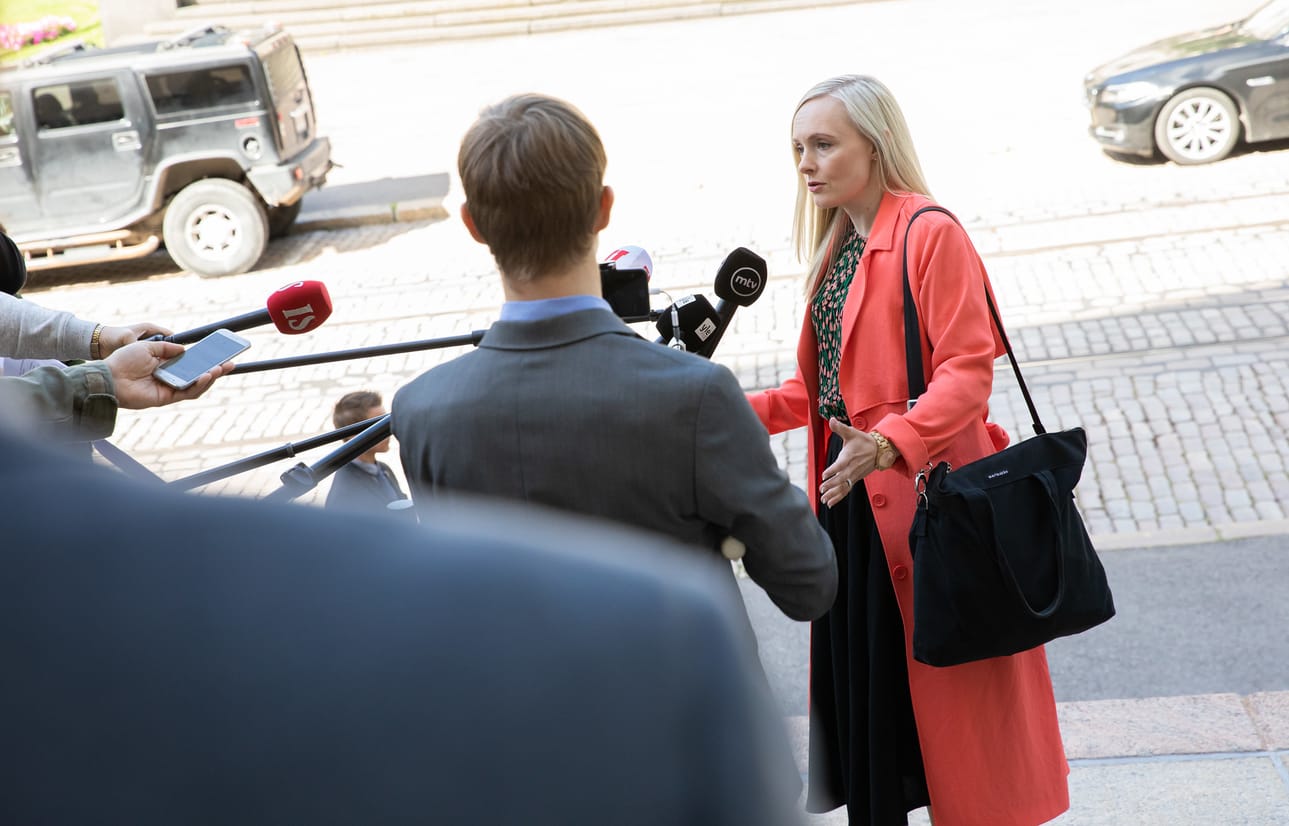 Sisäministeri Maria Ohisalo kertoi matkustusrajoitteiden purkamisesta.