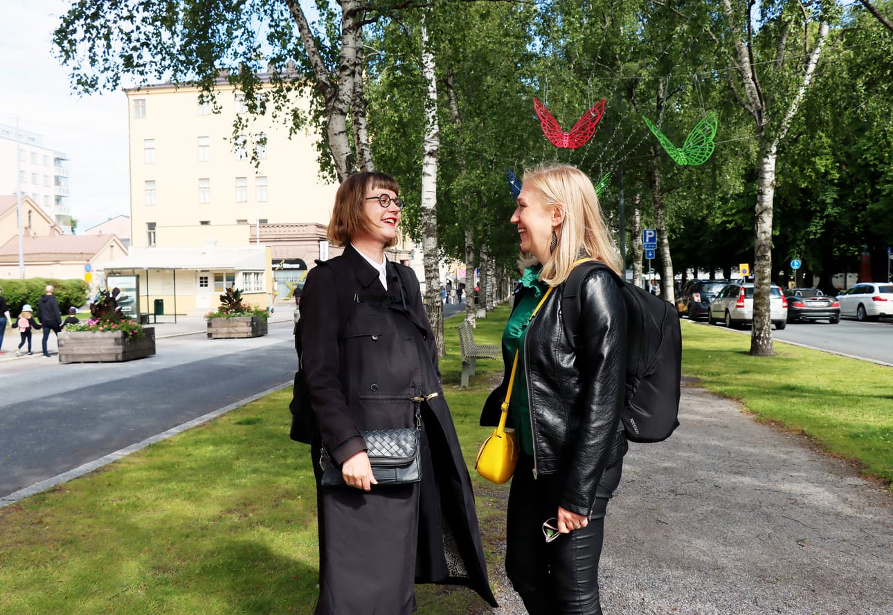 Helsingistä ja Turusta viikonlopun viettoon Vaasaan saapuneet Johanna Merilä ja Heidi Halenius tarkastavat vaihtelevasti kuittinsa ruokakauppakäyntien yhteydessä. Joskus silmiin on osunut myös virheitä hinnoissa.
