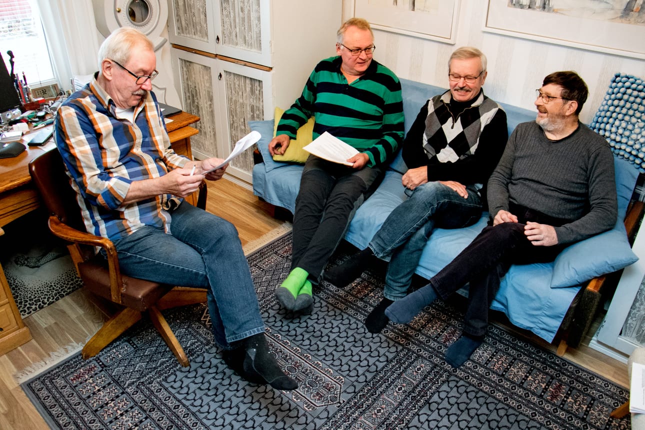 Matti Lähdeniemi (vas.), Olli Kiukkonen, Matti Vihermaa ja Tarmo Ahtiainen suunnittelivat tällä viikolla Mitä kuuluu miehet? -ryhmän ensi vuoden kokoontumisia.