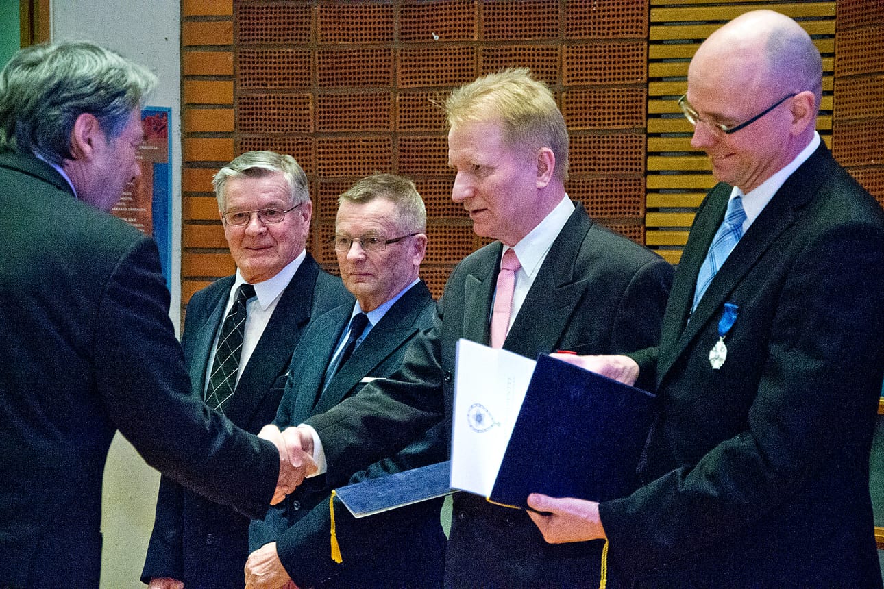 Kuusamon kaupunginvaltuuston puheenjohtaja Pauli Saapunki jakoi tasavallan presidentin myöntämät kunniamerkit ennen valtuuston kokousta. Timo Halonen sai rintaansa Suomen Valkoisen Ruusun ritarikunnan kunniamerkin, Kari Alajuuma Suomen Leijonan ritarikunnan ansioristin, Aimo Hekkala Suomen Valkoisen Ruusun 1. luokan mitalin kultaristein ja Tarmo Polojärvi Suomen Valkoisen Ruusun 1. luokan mitalin kultaristein.