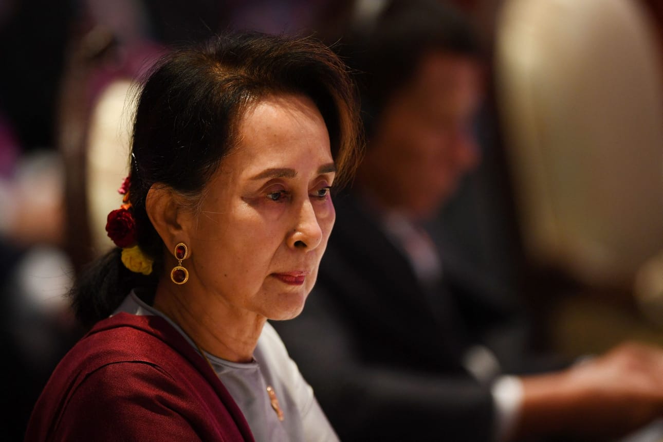 Aung San Suu Kyin syytettiin ottaneen lahjuksia liikemieheltä. LEHTIKUVA/AFP