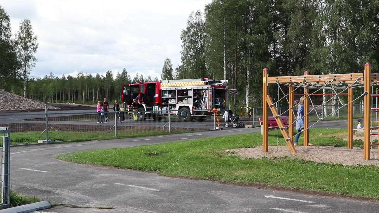 Pudasjärven liikkennepuistossa tutustuttiin hälytysajoneuvoihin – katso videoilta, mitä puistossa touhuttiin