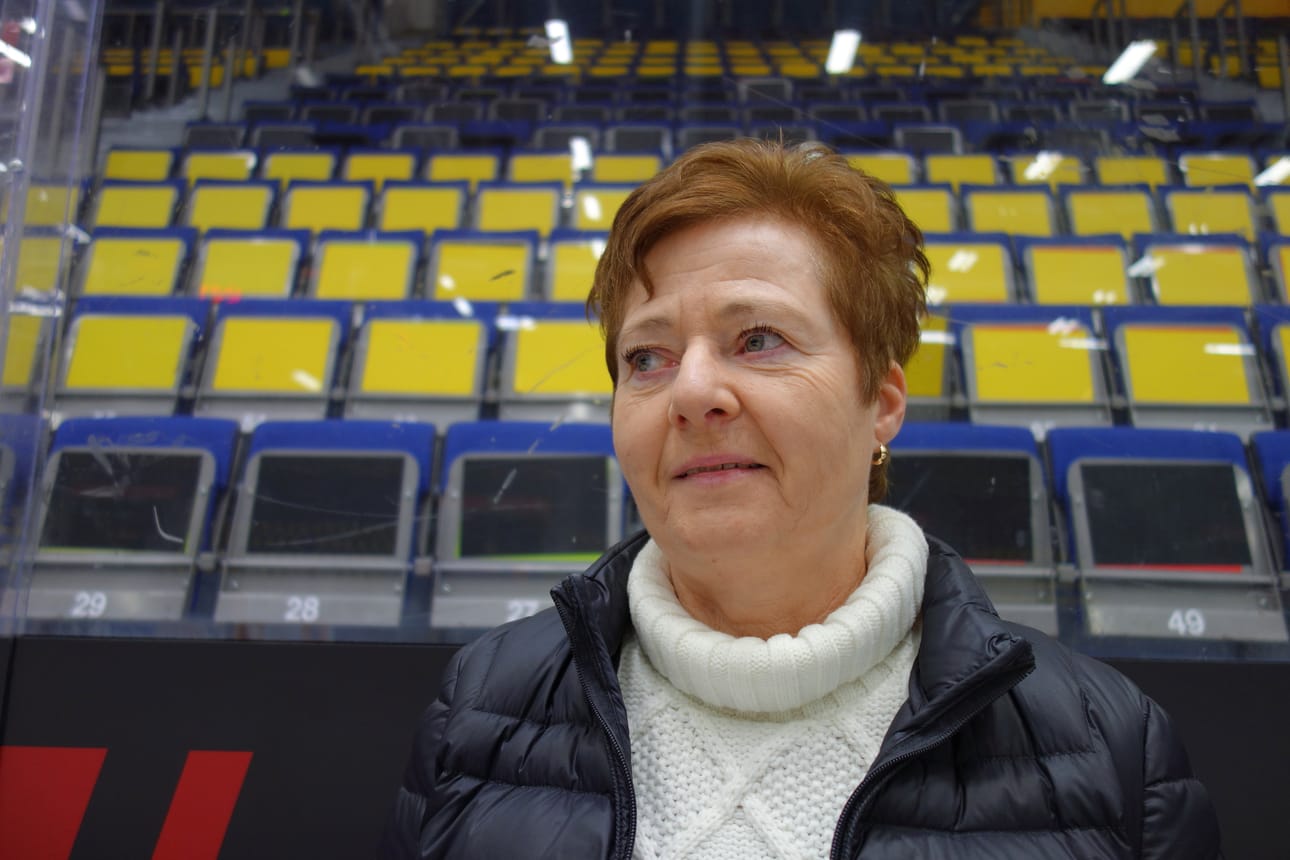 Tiina Pihala ehti kiertää pelaaajaurallaan useita eri jäähalleja pitkin poikin Suomea. Muun muassa tämä Oulun Raksilan jäähalli on hänelle tuttu paikka. Nyt hän tutustuu Raahen jäähalliin Teräs-Kiekon naisten joukkueen valmentajan roolissa.