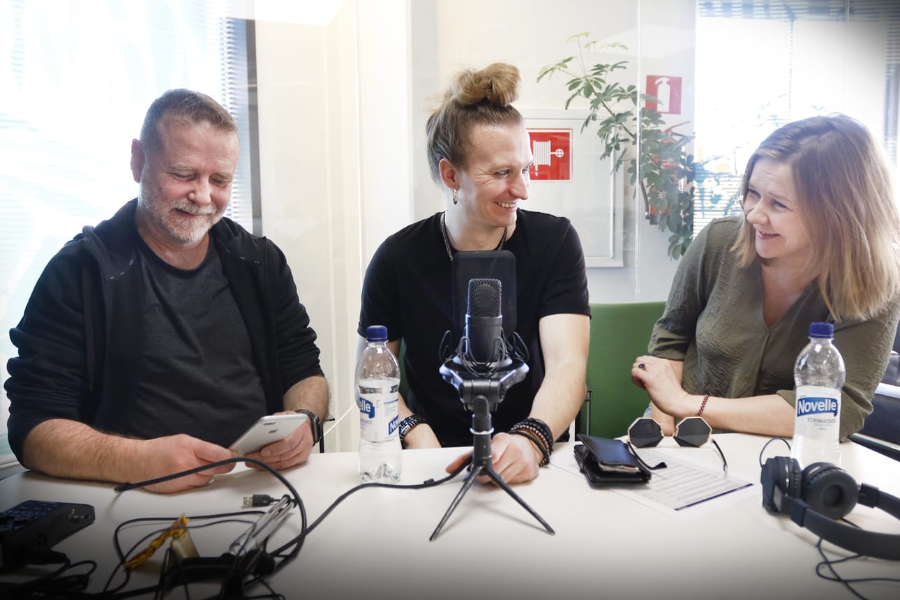 Eero Leppänen, Samuli "Sime" Yliaska, Anne Torvinen podcastin teossa.