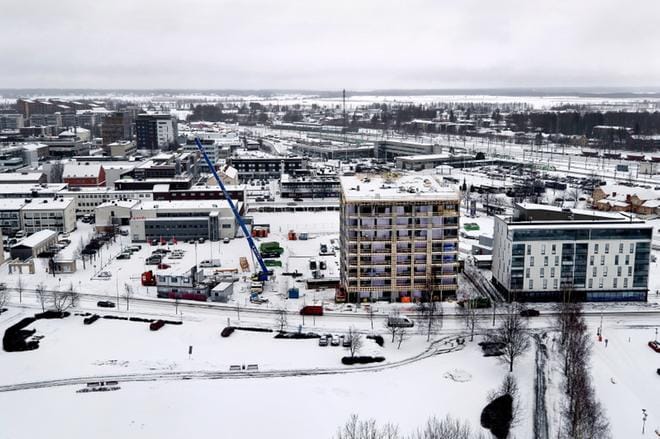 Patruunakorttelissa on valmiina yksi kerrostalo. Viereen alkaa nousta huhtikuussa seuraava. Naapurikorttelissa rakennetaan parhaillaan YIT:n Aino-kerrostaloa. KUVA: JOUKO HÄNNINEN