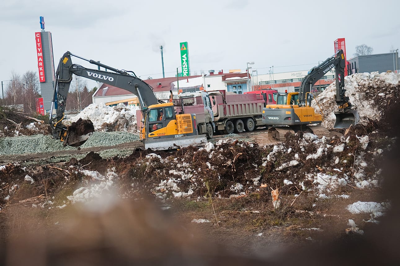 Kuusamon taajamassa rakennetaan vilkkaasti tänä kesänä. Kuva uuden kauppapaikan työmaalta toukokuun alusta.