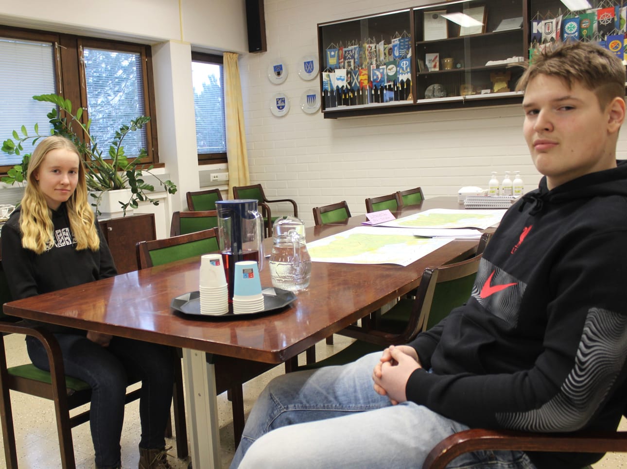 Iivarinkyläläinen Juho Perälä ja vanhakyläläinen Emilia Hautala edustavat Isojoen nuoria kunnanvaltuuston kokouksissa.