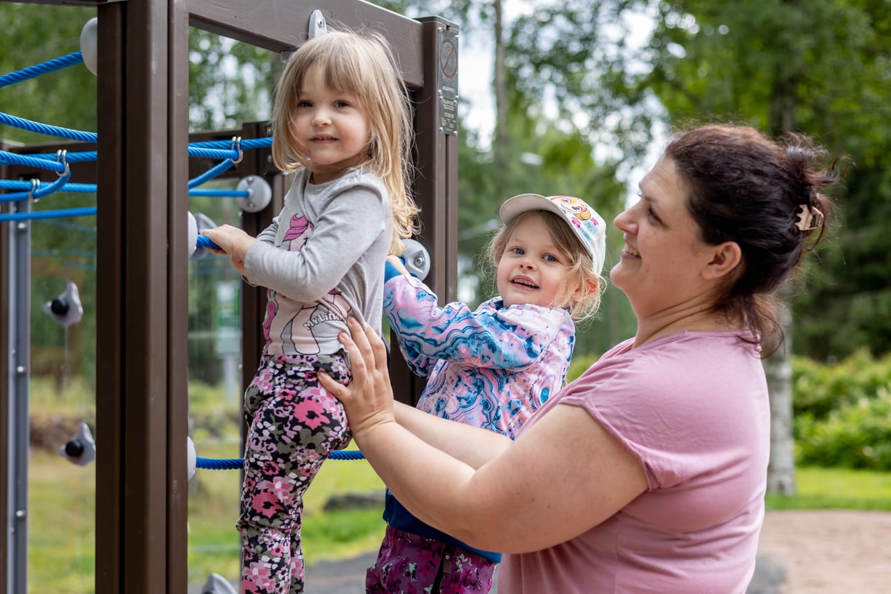 Seinäjokelainen Maria Mäntylä aloitti kesälomansa leikkikentältä 3-vuotiaan Venlan ja 5-vuotiaan Wilman kanssa.