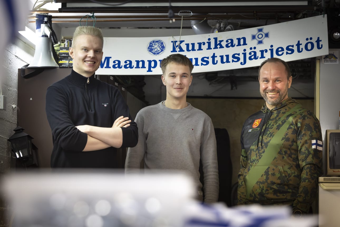 Ville Korpi-Tassi (kesk.) kertoo maanantaina omista inttikokemuksista ja vastaa tulevien alokkaiden kysymyksiin. Kurikan reserviupseerikerhon puheenjohtaja Veeti Luoma (vas.) ja varapuheenjohtaja Sami Kuntola (oik.) ovat mukana varusmiesinfon järjestelyissä.