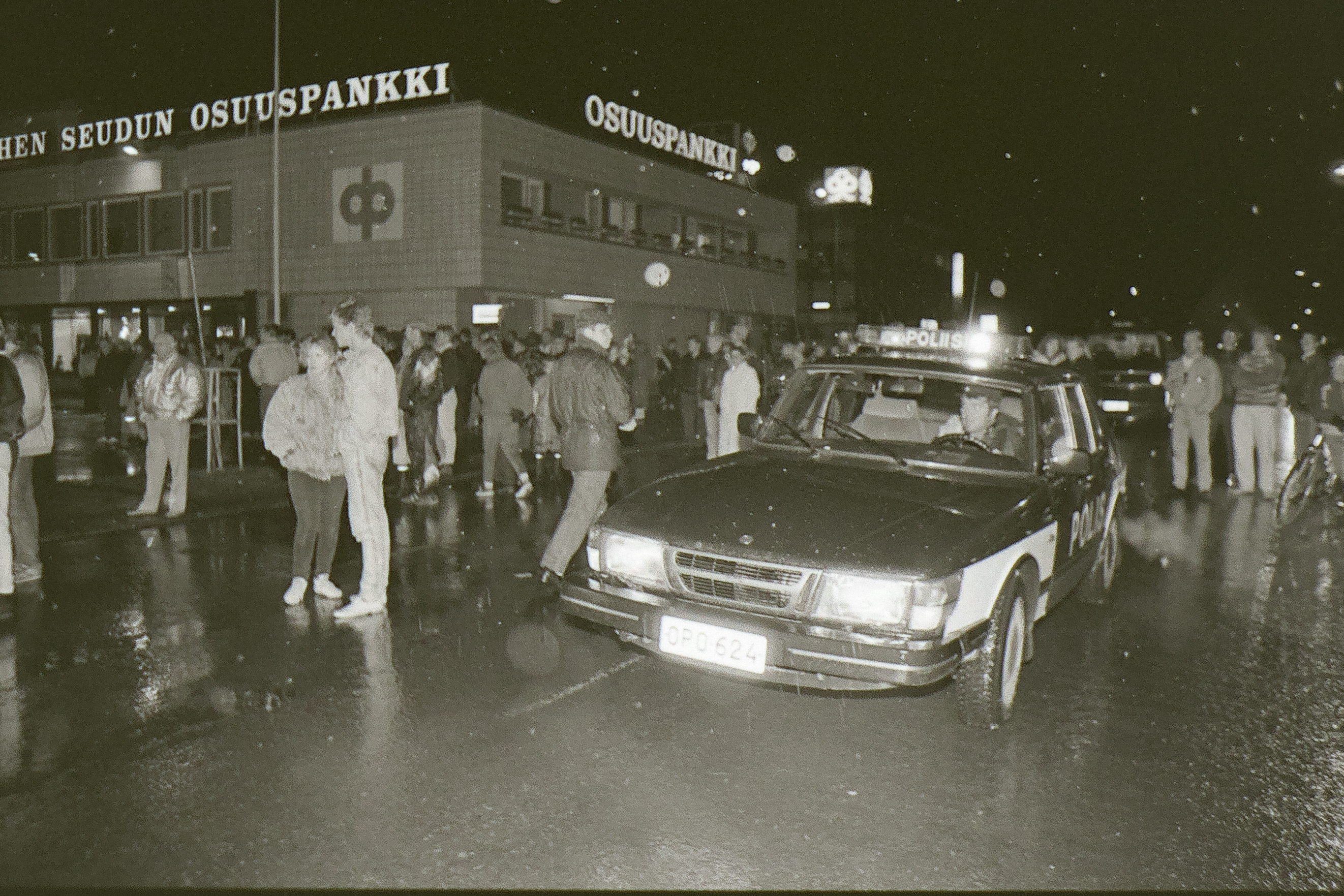 Poliiseja hälytettiin paikalle, Tavallisen 2-henkisen vuoron lisäksi piakalle tuli valvomaan liikennett ja turvaamaan sivullisia 8 muutakin poliisia.