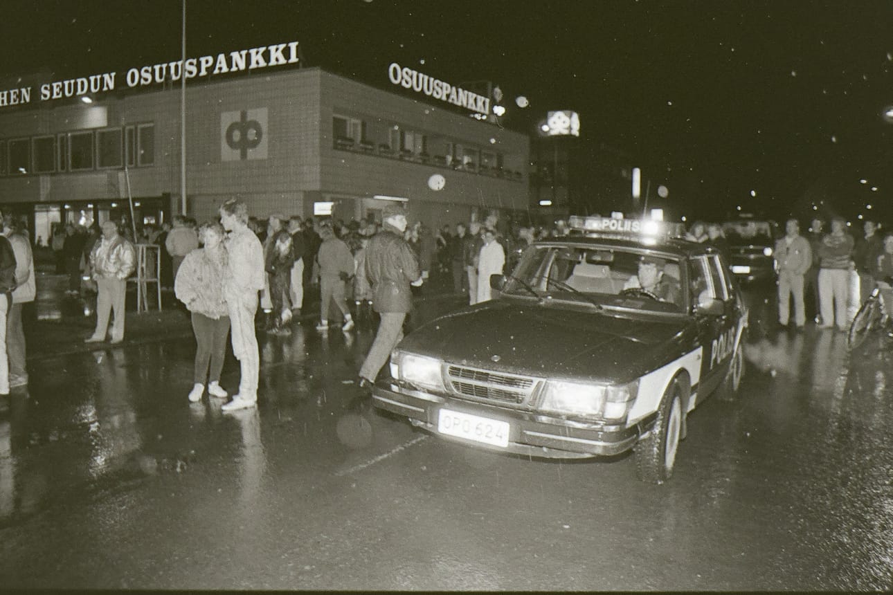 Poliiseja hälytettiin paikalle, Tavallisen 2-henkisen vuoron lisäksi piakalle tuli valvomaan liikennett ja turvaamaan sivullisia 8 muutakin poliisia.