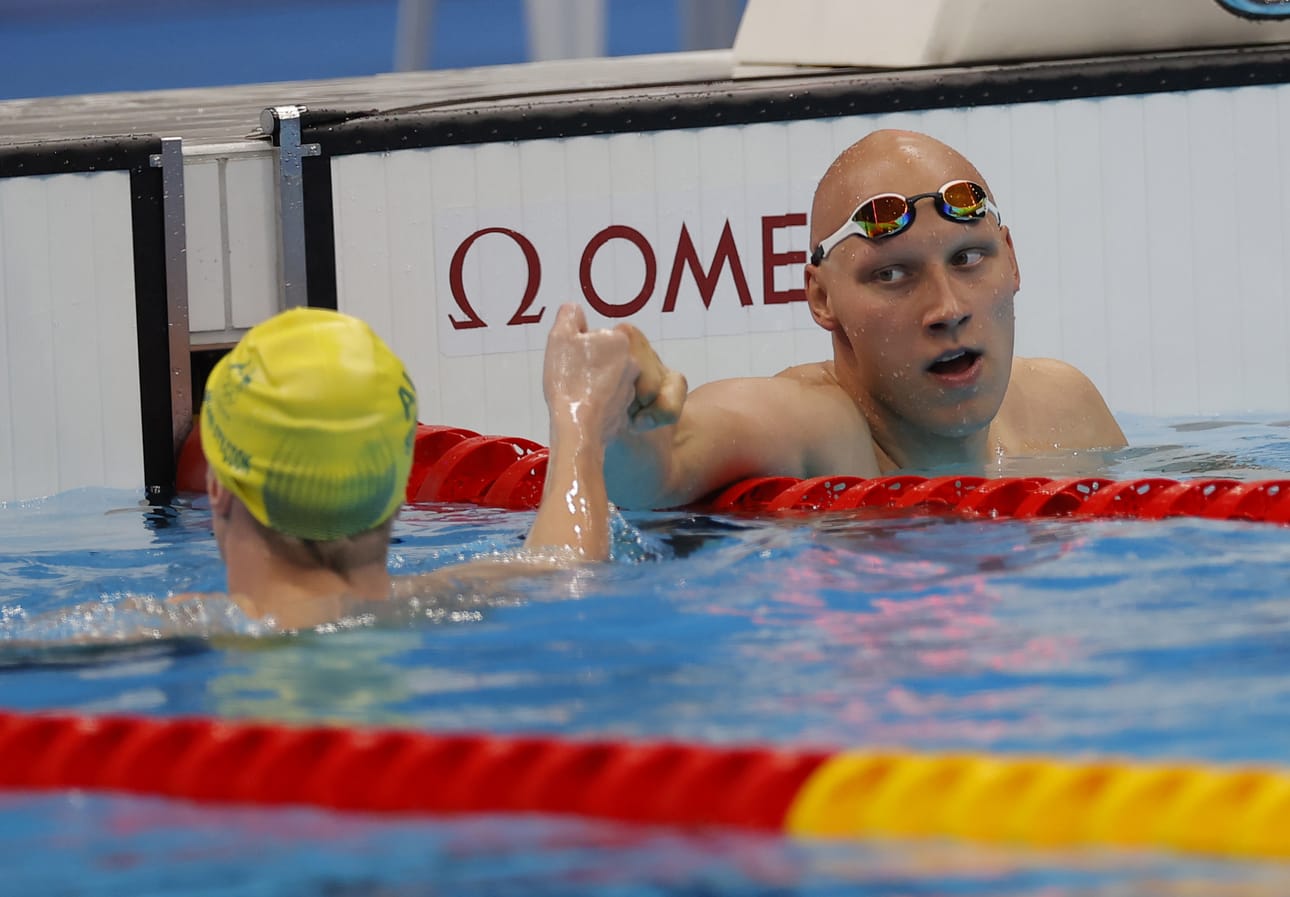 Matti Mattsson onnittelee olympiakultaa uinutta Australian Izaac Stubblety-Cookia.