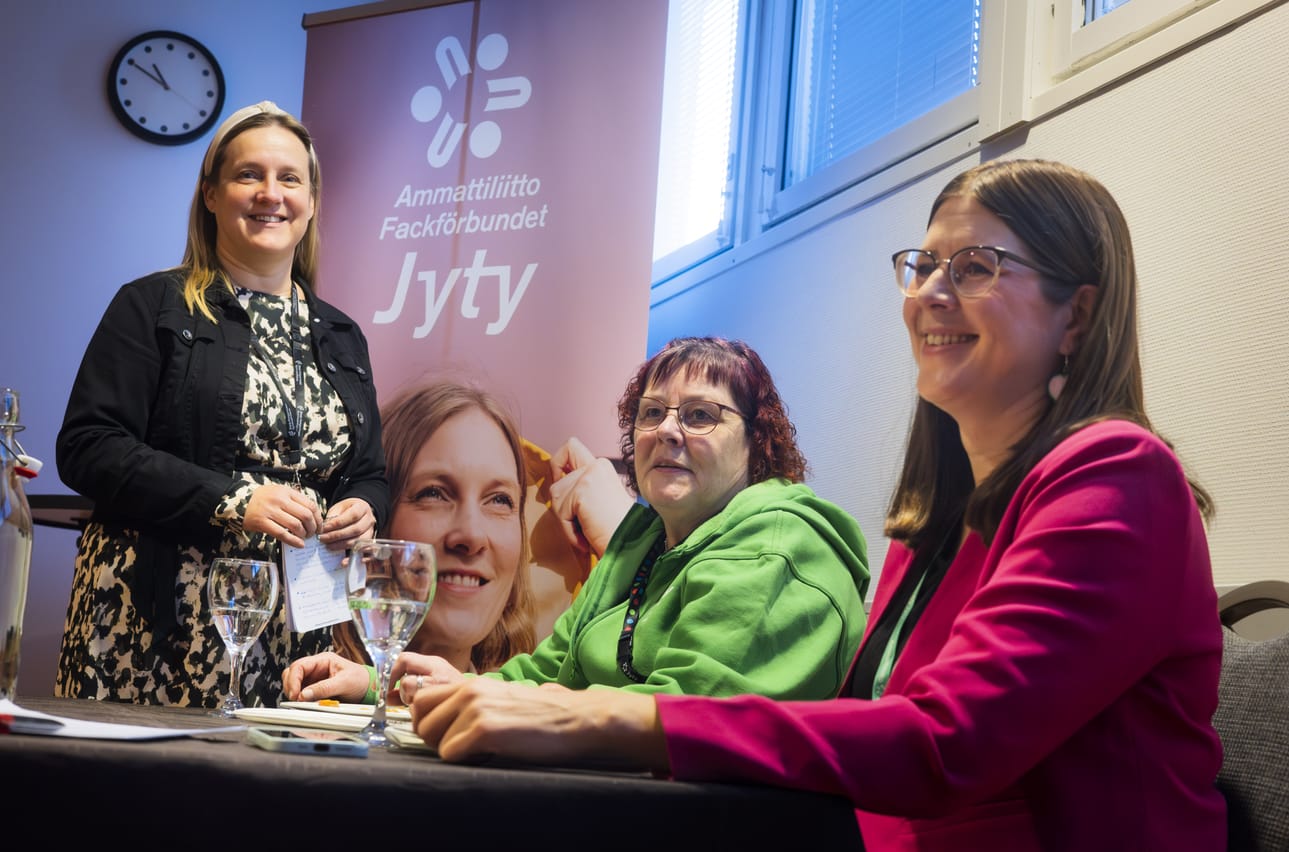 Etelä-Pohjanmaan hyvinvointialueen henkilöstöjohtaja Terhi Haapala, ammattijärjestö Jytyn pääluottamusedustaja Sari Pöytälaakso ja Jytyn puheenjohtaja Jonna Voima pitävät hyvinvointialueiden rahoitustilannetta vaikeana.