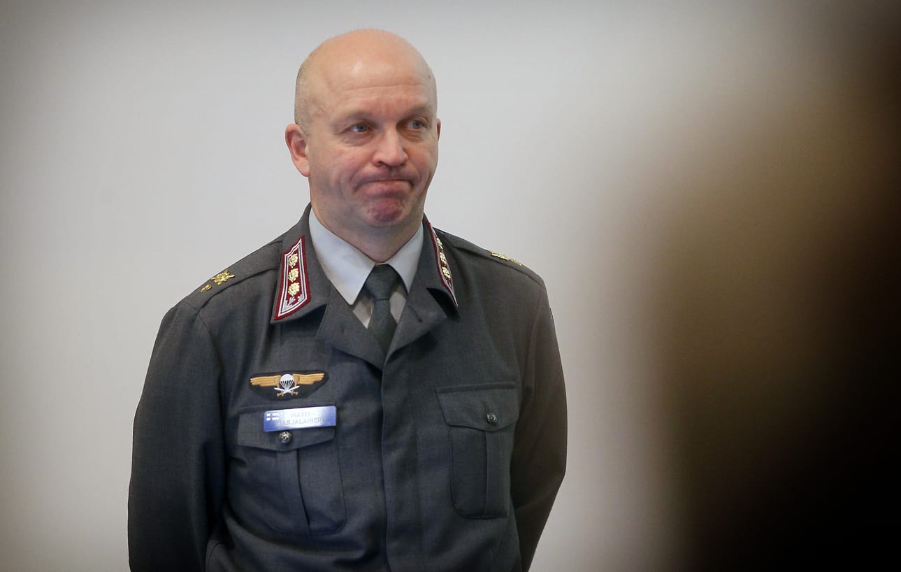 Oulun varuskunnan päällikkö, eversti Matti Karjalainen kertoo, että Oulun henkilöstön sijoittuminen puolustusvoimien muihin yksiköihin selviää loppuvuoden ja ensi vuoden alun aikana.