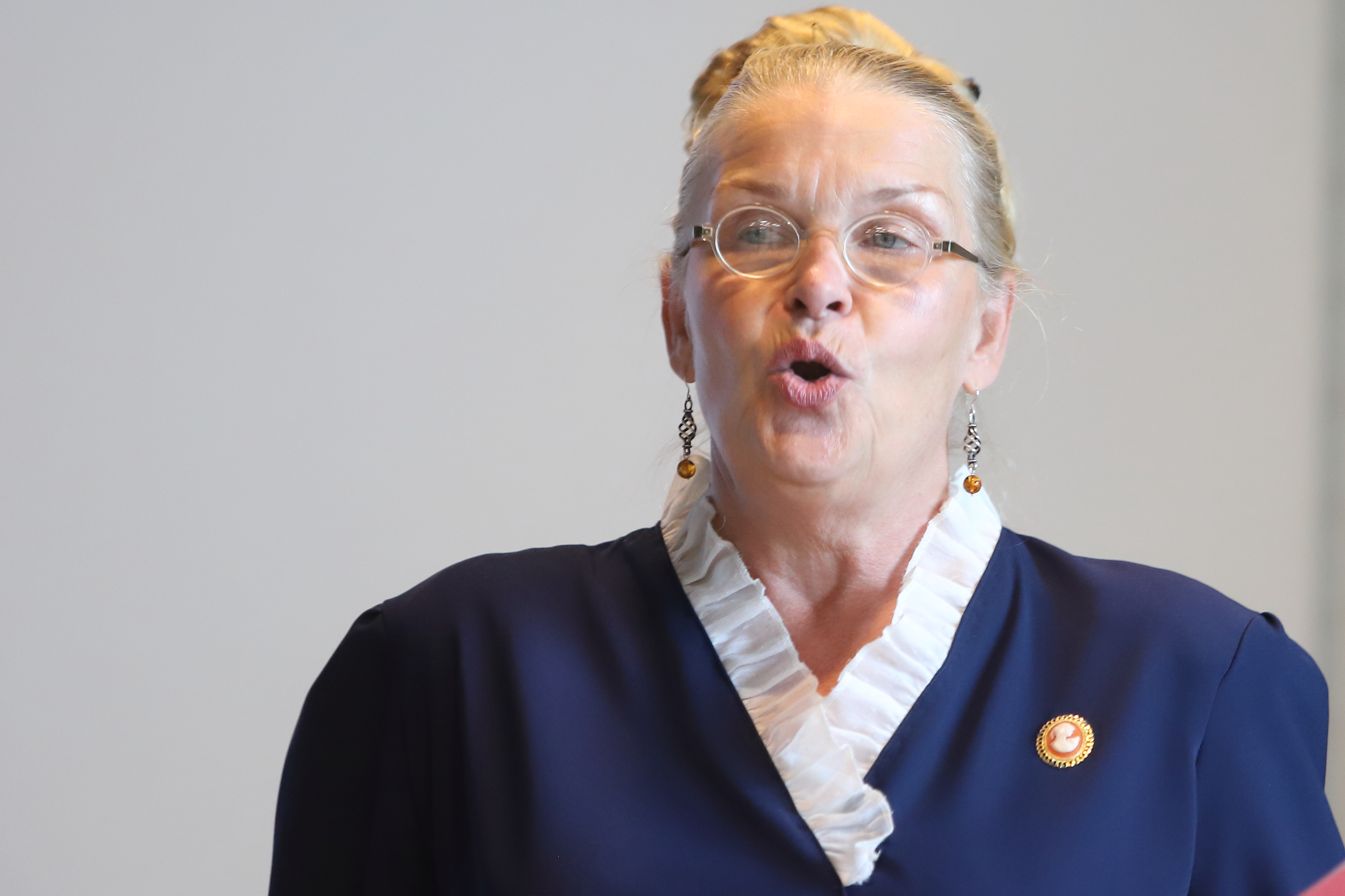 "Onnellista on velallisen elämä!" Päivi Tuomainen esittää Impi Aronahon pakinoita tunteella ja taidolla.