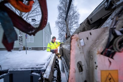 Hyppäsimme jäteauton kyytiin Oulun kaupunkialueella – Roskakuski Ville Oikarinen toivoo, että ihmiset tekisivät lumityönsä