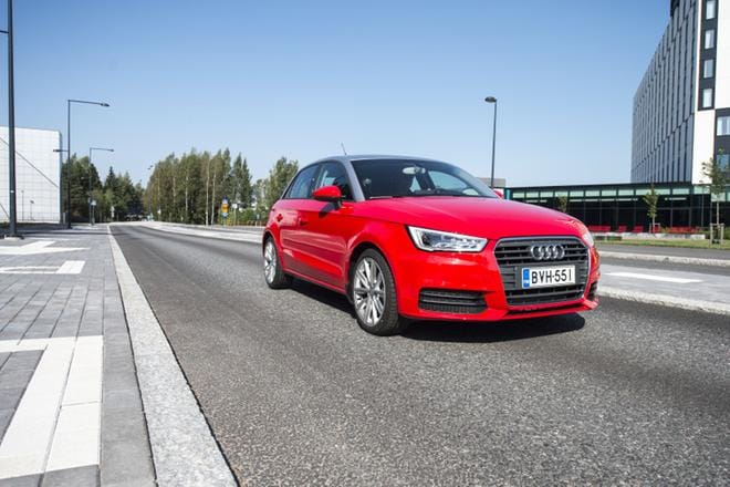Audissa ei tarvita hitaan ajoneuvon varoituskolmiota, koska sen nopeudenrajoitin voidaan kytkeä pois päältä esittelyn aikana. Varsinaisissa nuorisoautoissa tätä mahdollisuutta ei olisi. KUVA:KIMMO PENTTINEN