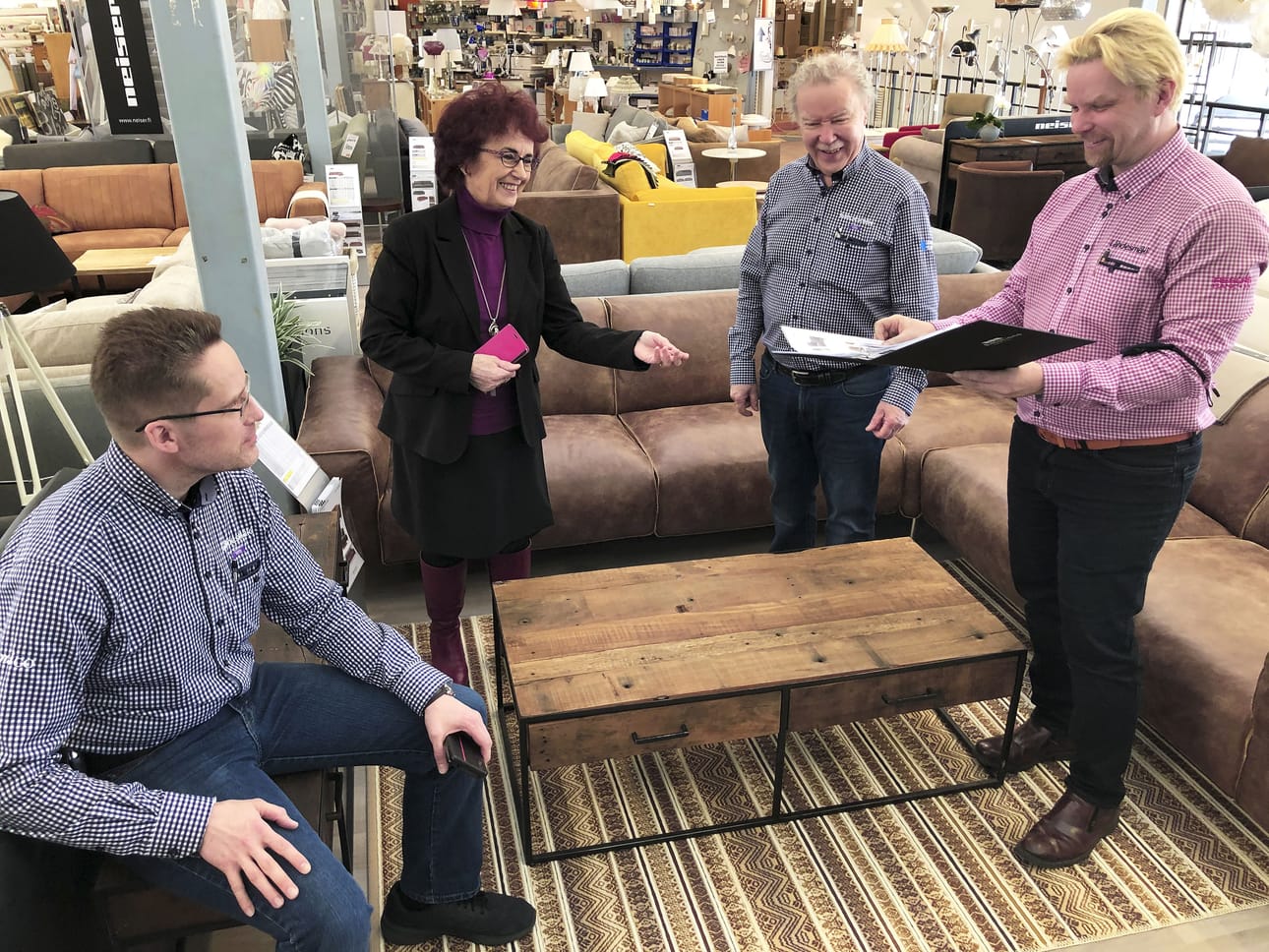 Irmeli ja Raimo Lähdesmäki ovat jo eläkkeellä, mutta tekevät huonekalukauppaa harva se päivä. Nykyään vetovastuussa ovat pojat Juhana (vas.) ja Tuomas.