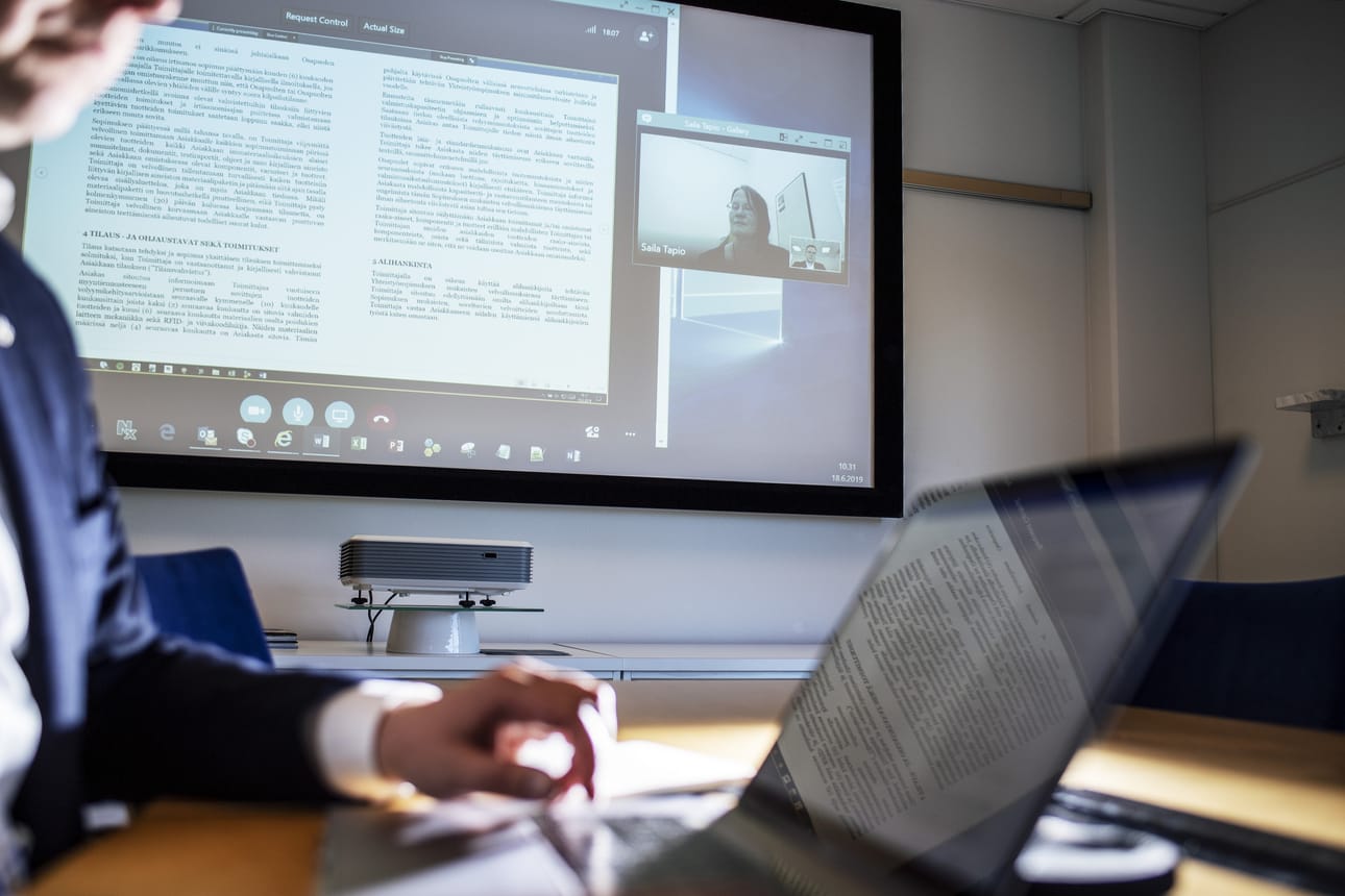 Työpaikoille kaivataan nyt pieniä tiloja, joissa voi osallistua digipalaveriin ilman, että koko avokonttori häiriintyy.
