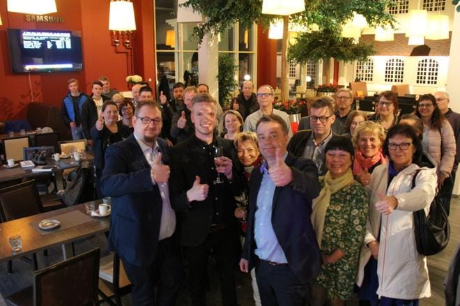 Eduskuntaan palaava Janne Sankelo tukitiiminsä kanssa vaalitulosten varmistuttua RoadHousessa sunnuntaiyönä. KUVAT: MIA KÄRKKÄINEN