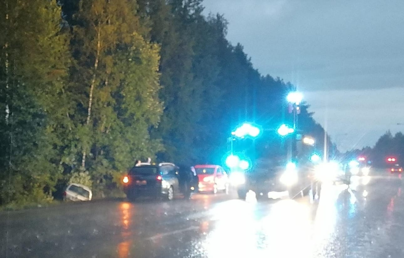 Henkilöauto päätyi ulosajossa ojaan Haukiputaantiellä Linnanmaan ja Rajakylän välillä. Lukijan kuva.