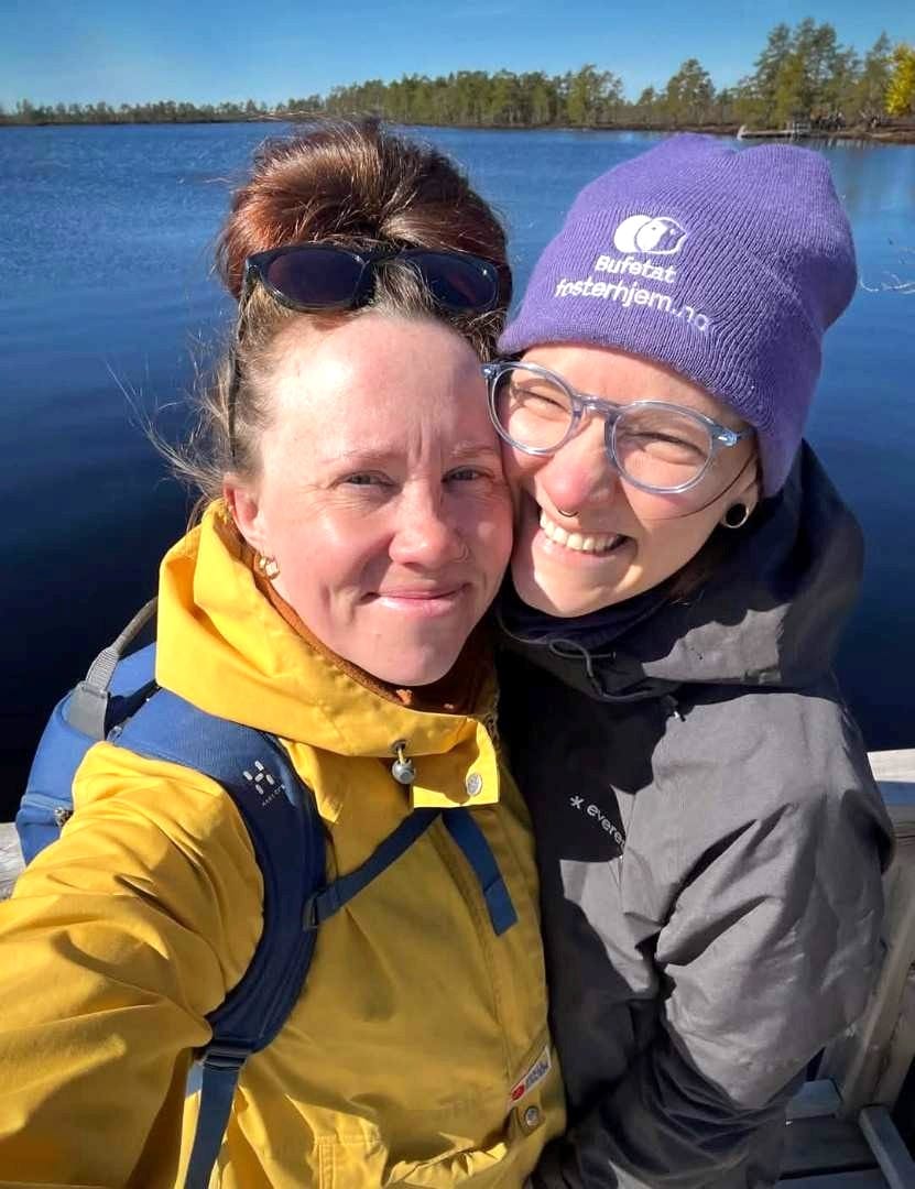 Sofia Dimakes ja Tiia Pirttimäki aloittavat yrittäjinä Sälgrundissa Kaskisissa. He eivät ole vielä käyneet saarella kesäaikaan. – Tammikuussa käytiin lähettyvillä liukulumikenkäilemässä, ja helmikuussa päästiin jäitä pitkin Karin kanssa Sälgrundille ensi kerran katsomaan paikkoja, he viittaavat Kari Häggblomiin. KUVA: haastateltavien kotialbumi