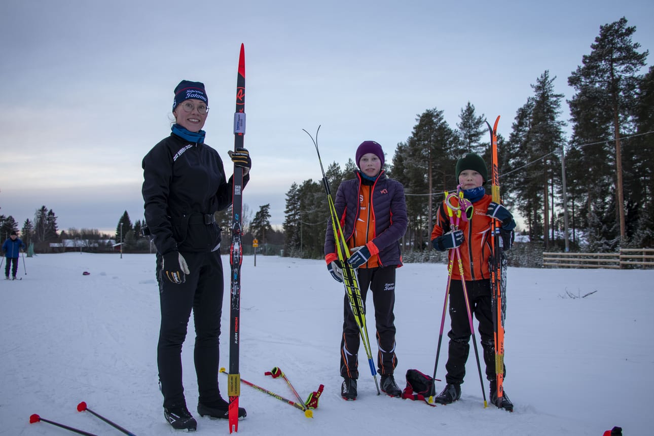 Raahelaisesta Sanna Perälästä on tärkeää, että lapset liikkuvat. Kaksitoistavuotias Pinja ja kymmenenvuotias Topi harrastavat jalkapalloa ja ampumahiihtoa. Joululomalla perhe tuli vierailulle Tyrnävälle ja hyödynsi samalla Köykkyrin ladut.