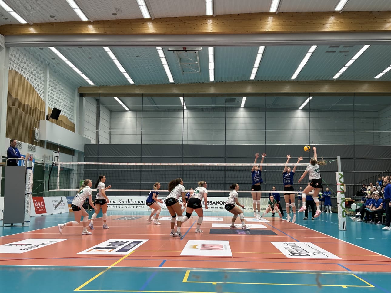Pölkky Kuusamo kohtasi JymyVolleyn Mestaruusliigan ottelussa Kuusamossa tiistaina.