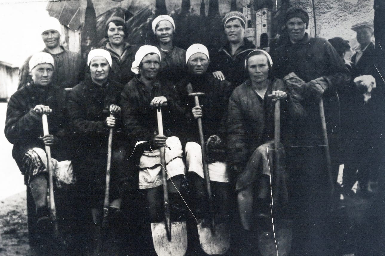Suomalaisinaisia Svirstroin eli Syvärinvoimalan työleirillä vuonna 1934.