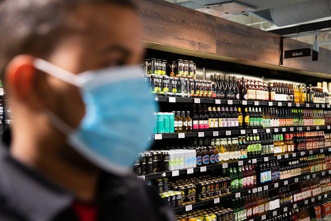 Alkosta kerrotaan, ettei nuoria usein tarvitse pyytää erikseen riisumaan maskia kassalla. Kuvituskuva. KUVA: Arttu Laitala