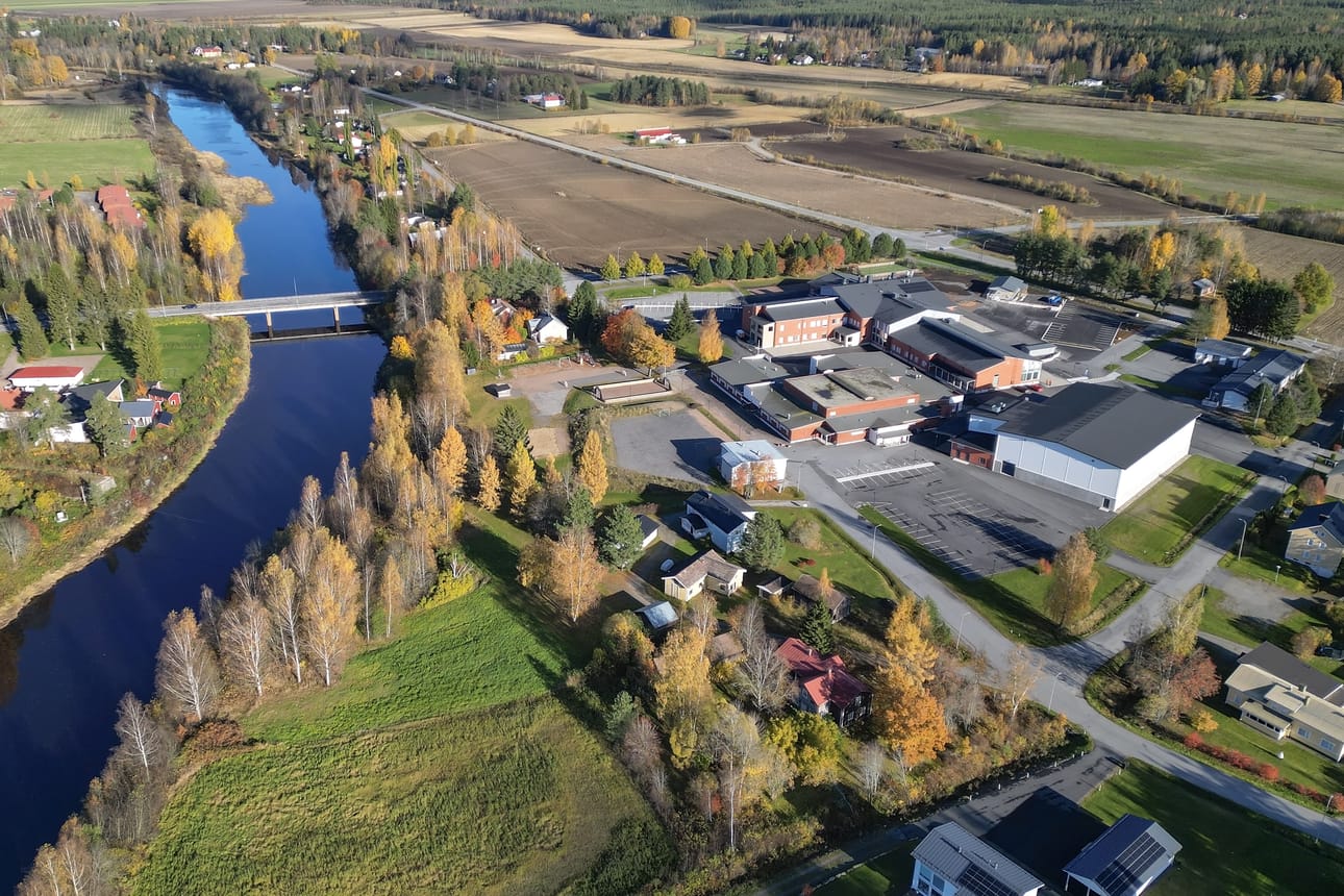 Kauhavan tulevaisuutta ei rakenneta leikkaamalla nuorten mahdollisuuksia. Päätösten on oltava kauaskantoisia. Kauhavalla on oltava kaksi lukiota, kirjoittajat toteavat.