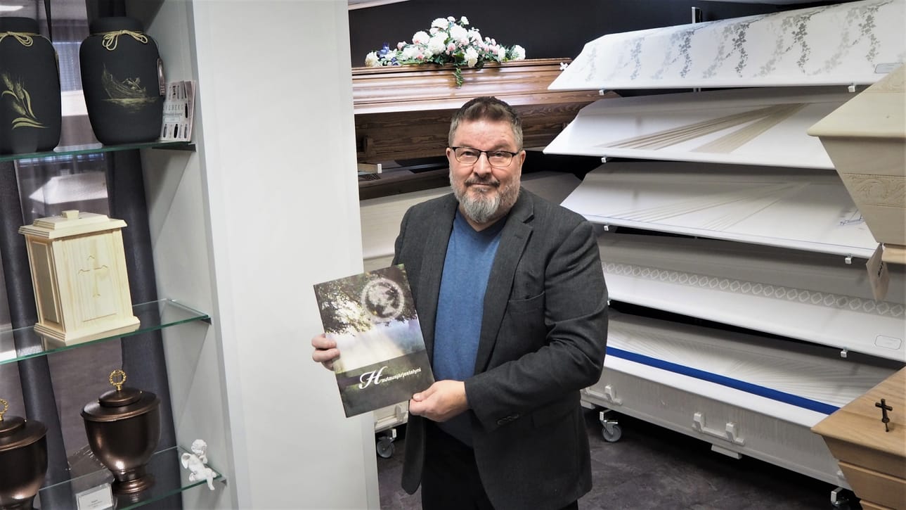 Hautauspalvelu Luoma-aholta saa veloituksetta Hautausjärjestelyni-vihkosia sekä hautaustestamentteja. ”Ei olisi huono asia nuorenkaan ihmisen kirjata ajoissa toiveitaan ylös”, Markku Luoma-aho sanoo.