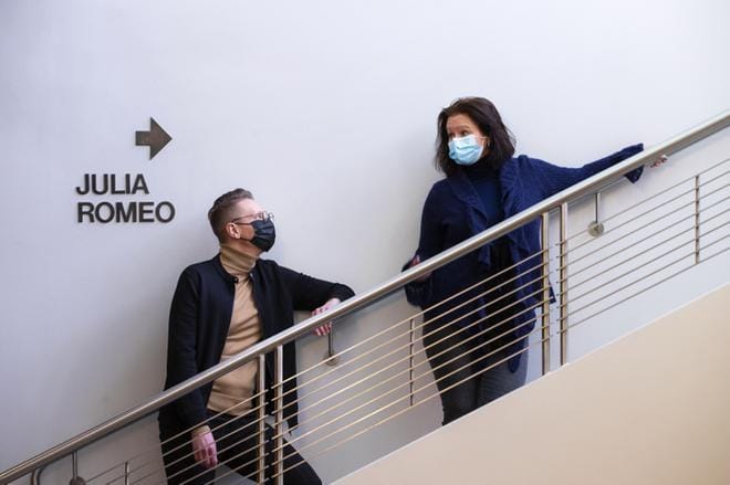 Vaasan kaupunginteatterin johtaja Seppo Välinen ja Wasa Teaterin johtaja Ann-Luise Bertell kertovat, etteivät Vaasan teatterit osallistu tänä vuonna Taiteiden yöhön. Arkistokuva: Jarno pellinen