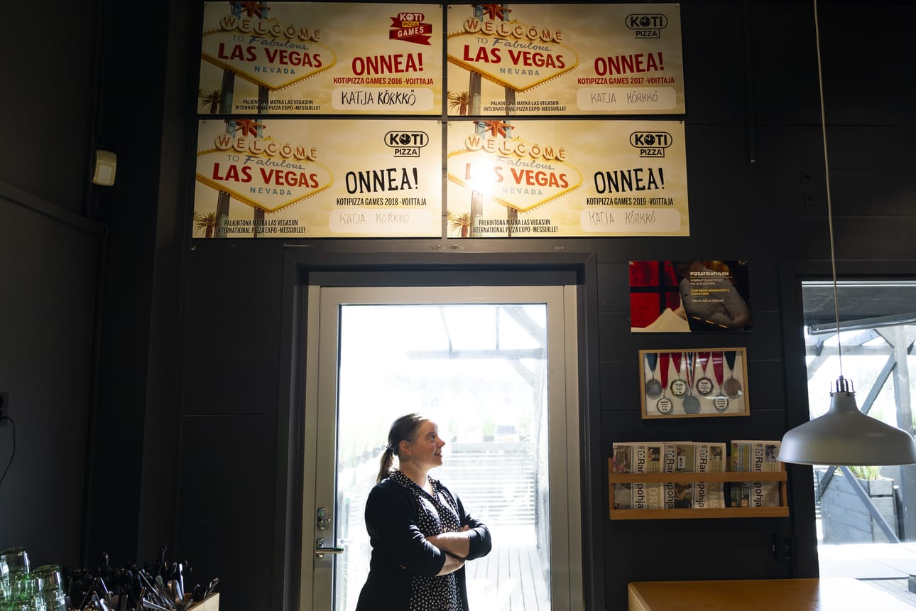 Iin Kotipizza-yrittäjä Katja Körköllä on plakkarissaan palkintoja seinän täydeltä.