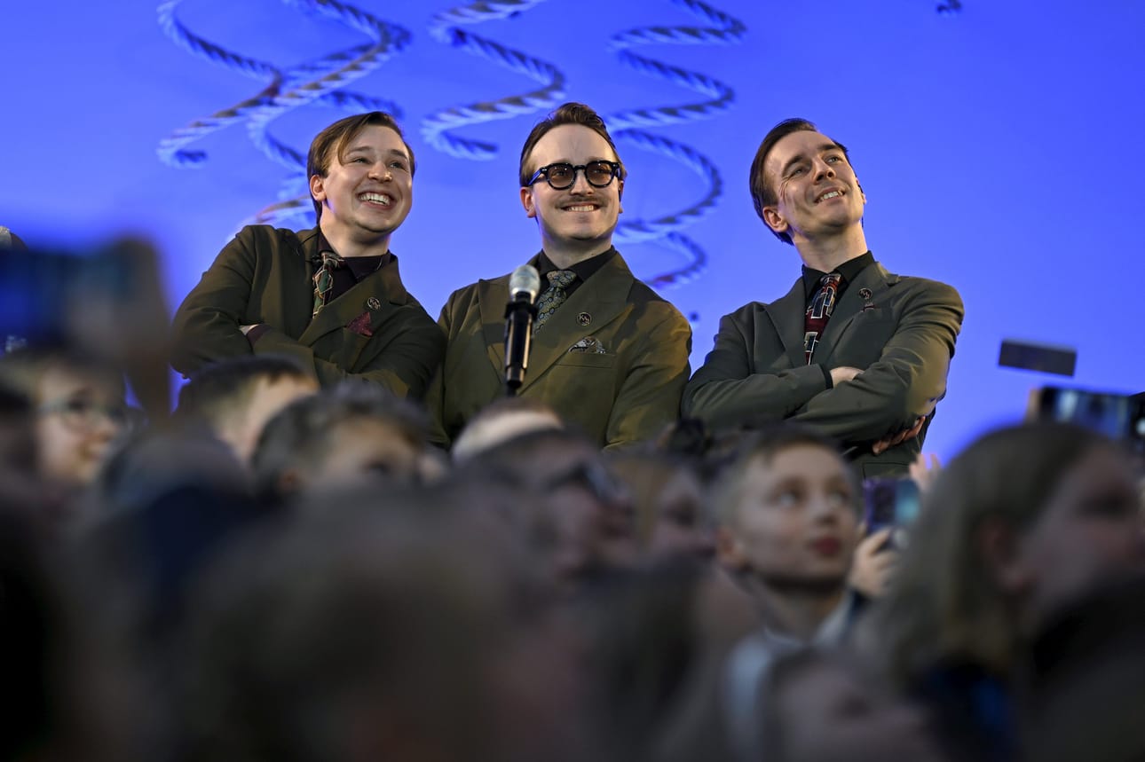 KAJ esiintyi pääministeri Petteri Orpon isännöimässä Suomen lasten itsenäisyyspäivän juhlassa, joka järjestetiin Kansallisoopperassa Helsingissä keskiviikkona 3.12. Itsenäisyyspäivänä heidät on kutsuttu Linnan juhliin.